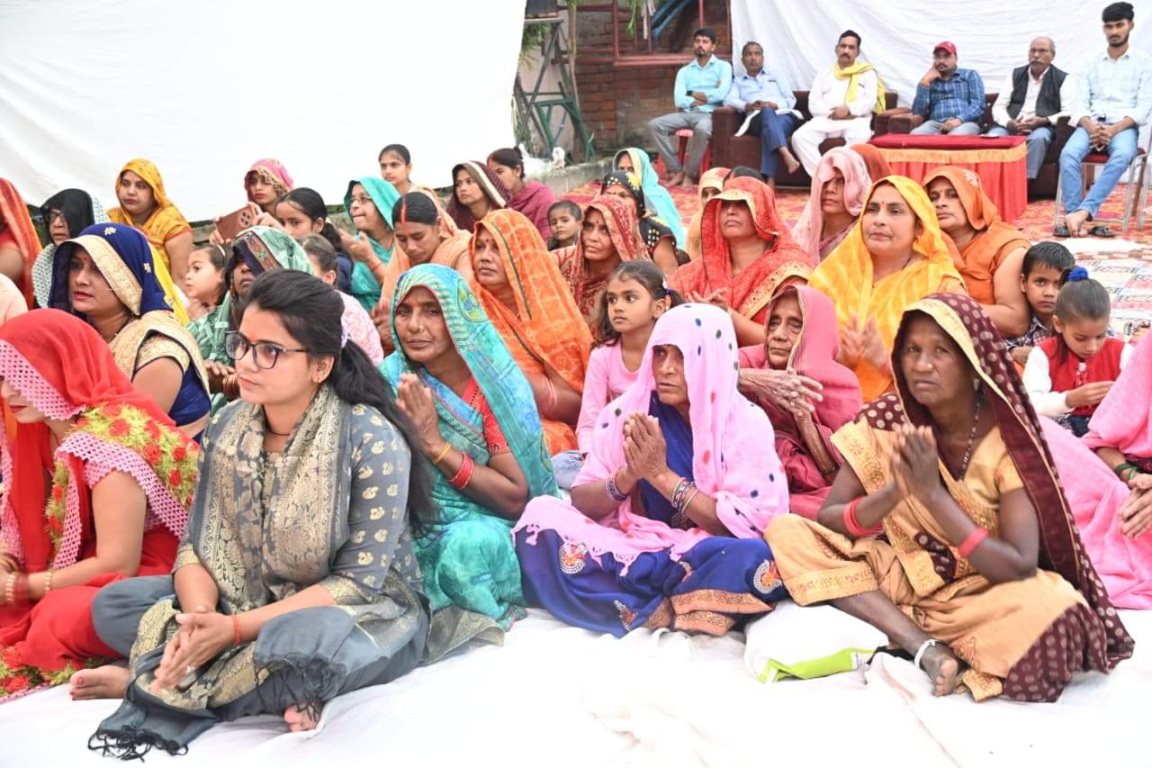  गौरीगंज के बस्तीदेई में श्रीराम कथा सुनतीं महिलाएं। संवाद