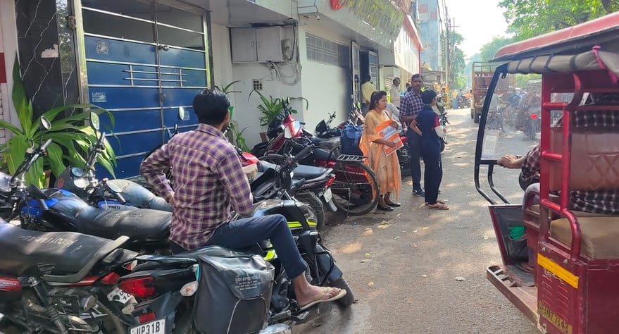 Parking is only on paper, not in commercial buildings, causing traffic jams