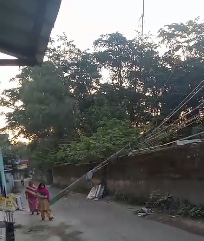 A sand-laden dumper broke an electric pole.