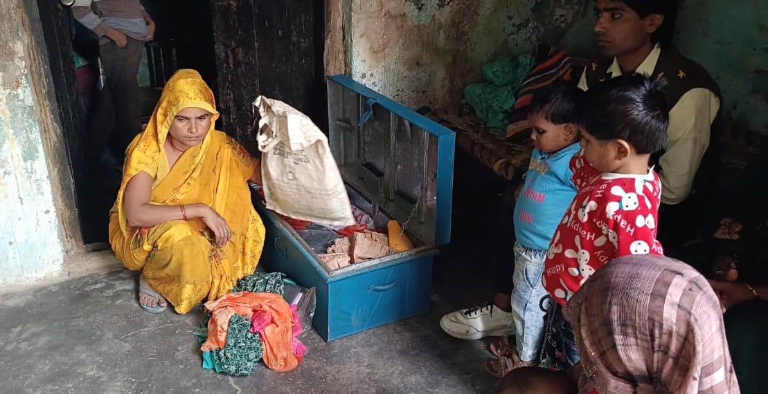 Thieves stole goods worth lakhs from six houses in one night.