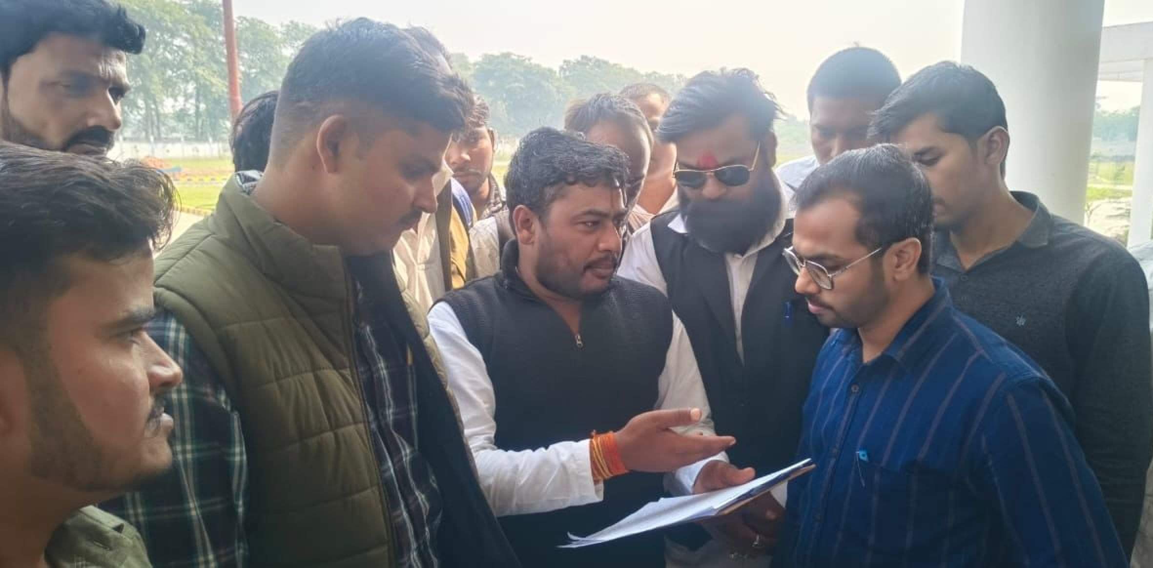  कलेक्ट्रेट परिसर में अतिरिक्त मजिस्ट्रेट को ज्ञापन देते यूथ कांग्रेस पदाधिकारी। संवाद