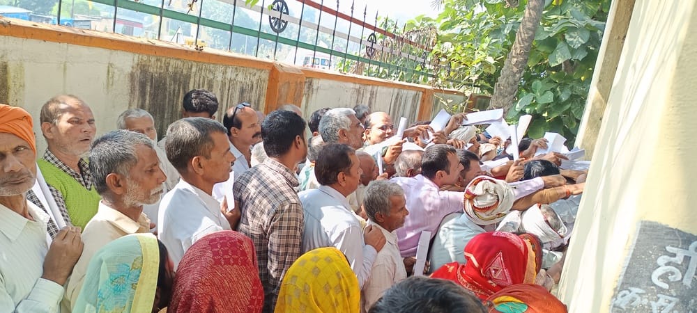Pushing and shoving for seeds in Kaptanganj, commotion