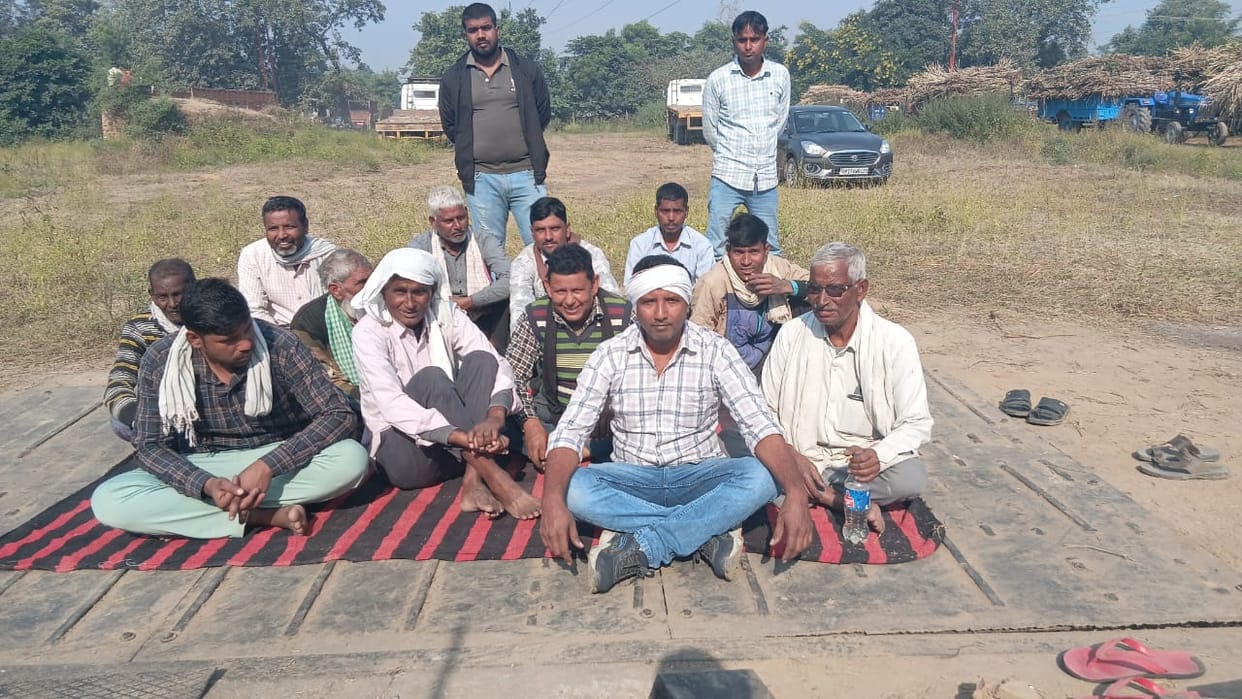 Sugarcane farmers protested at the procurement center and stopped weighing.