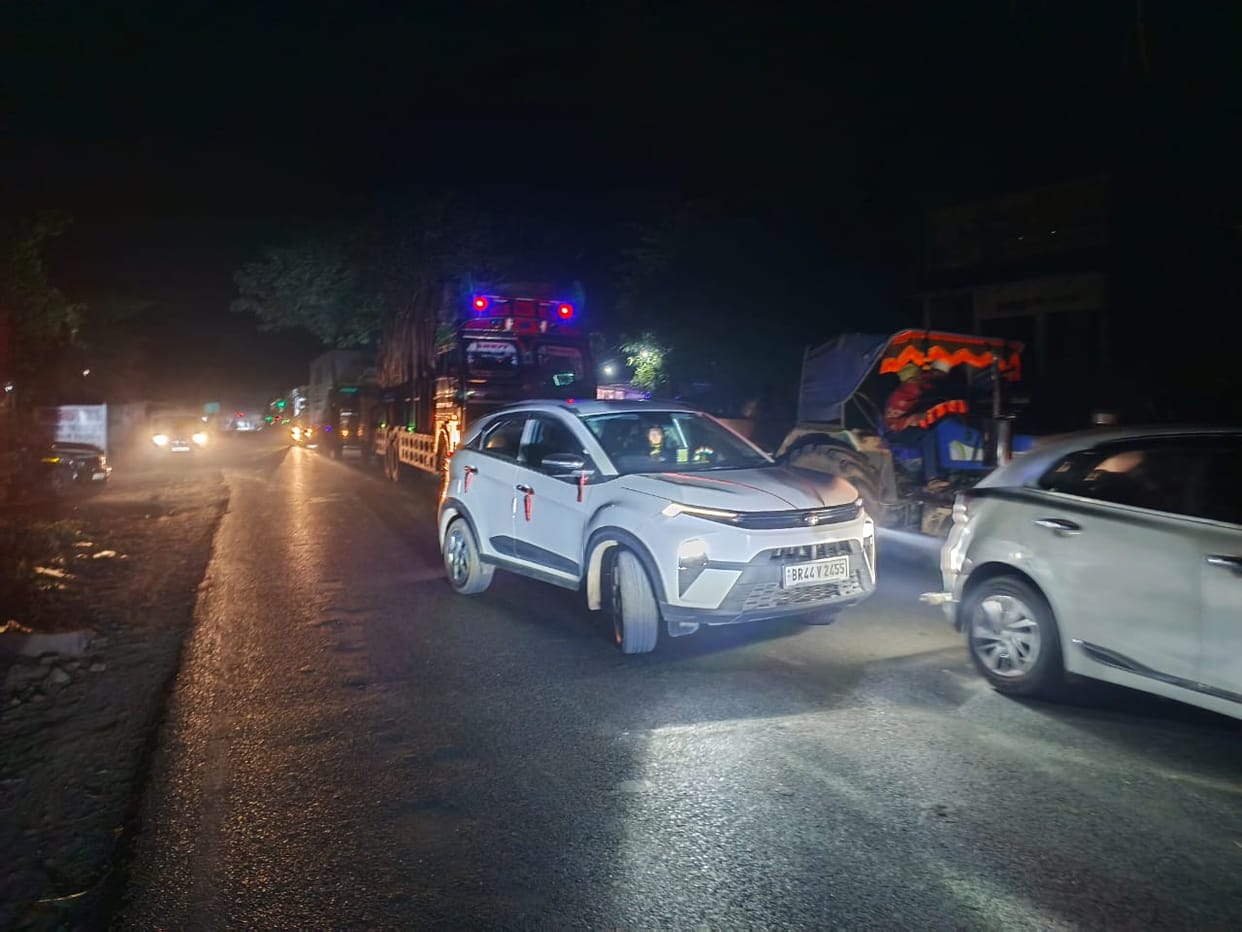 A gas tanker's axle broke, causing an 8-km-long traffic jam that lasted 19 hours.