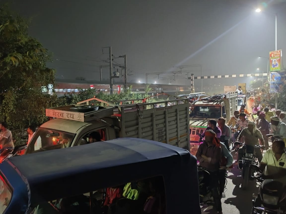 Chain pulling, train stopped for 40 minutes, crossing remained jammed