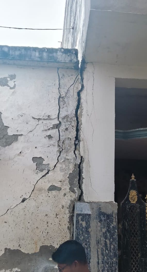 Four more houses developed cracks along the Godhoiya drain in Gorakhpur