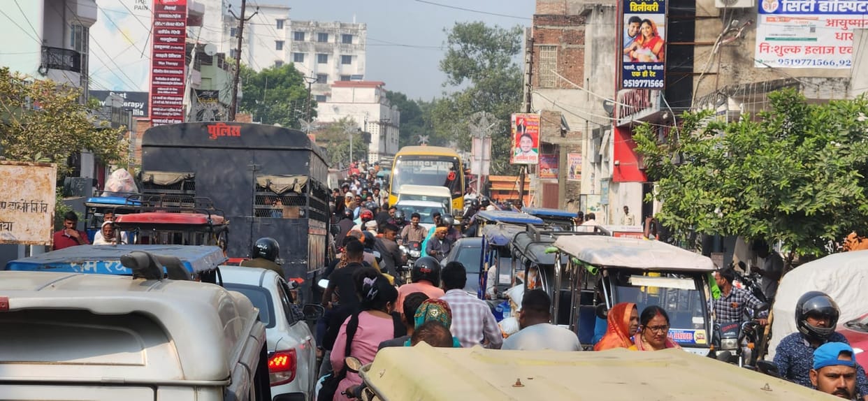 The crossing was closed, causing traffic jams and school buses stranded.