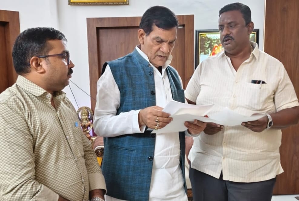 Demand for widening of the road from Dadar Bypass to Yogi Tiraha