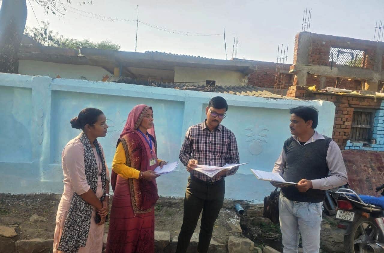 प्रपत्र बांटते एसडीएम