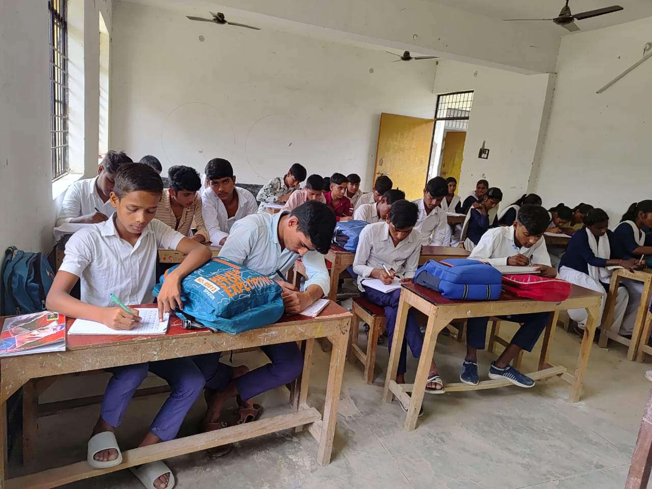  राजकीय हाईस्कूल मंगरौली में आयोजित निबंध प्रतियोगिता में प्रतिभाग करते विद्यार्थी। संवाद