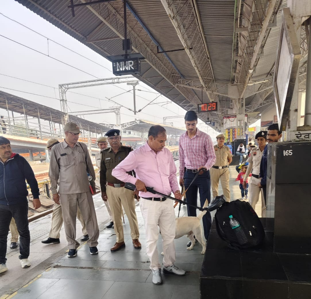 Police on high alert after Delhi blast, checking with sniffer dogs