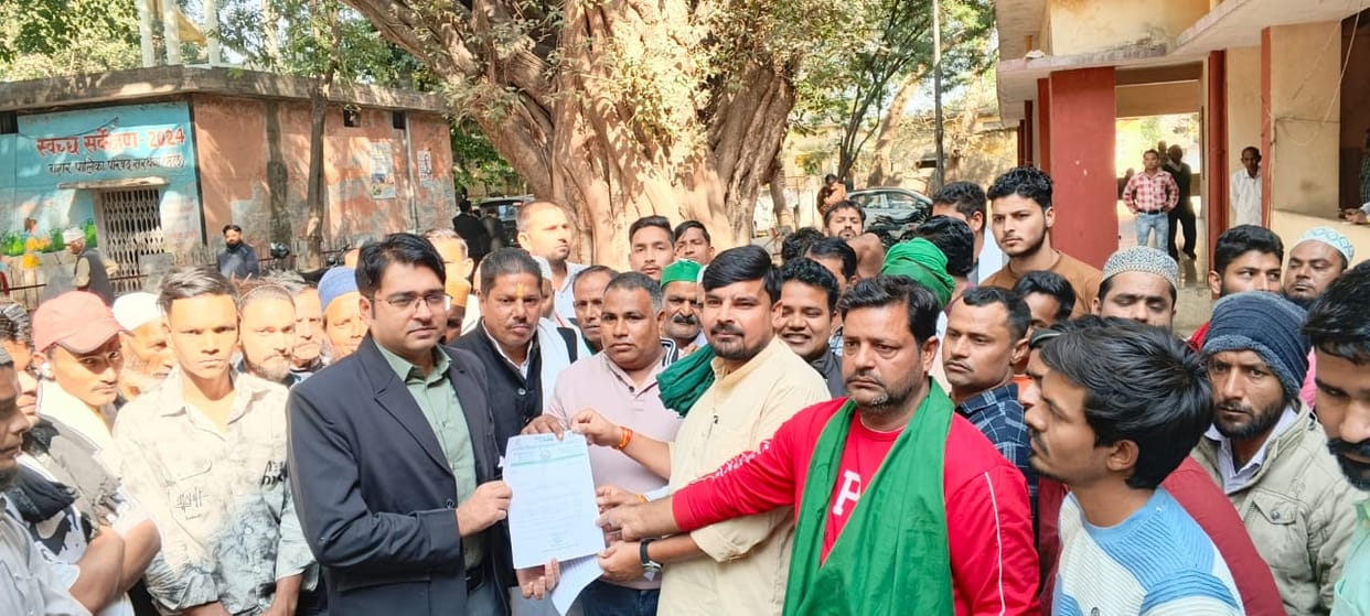 BKU Kisan Sabha protests against dumping of drain water into the pond