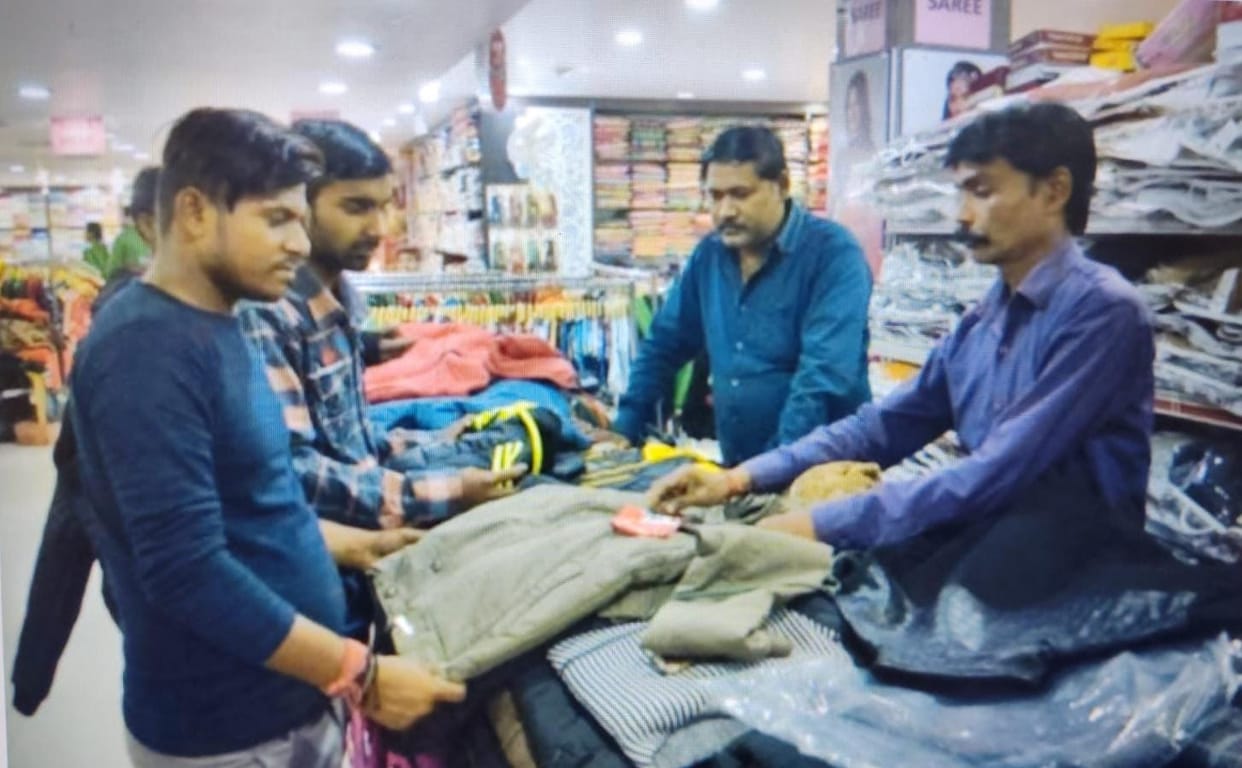 The cold has boosted the business of warm clothes, increasing the demand.