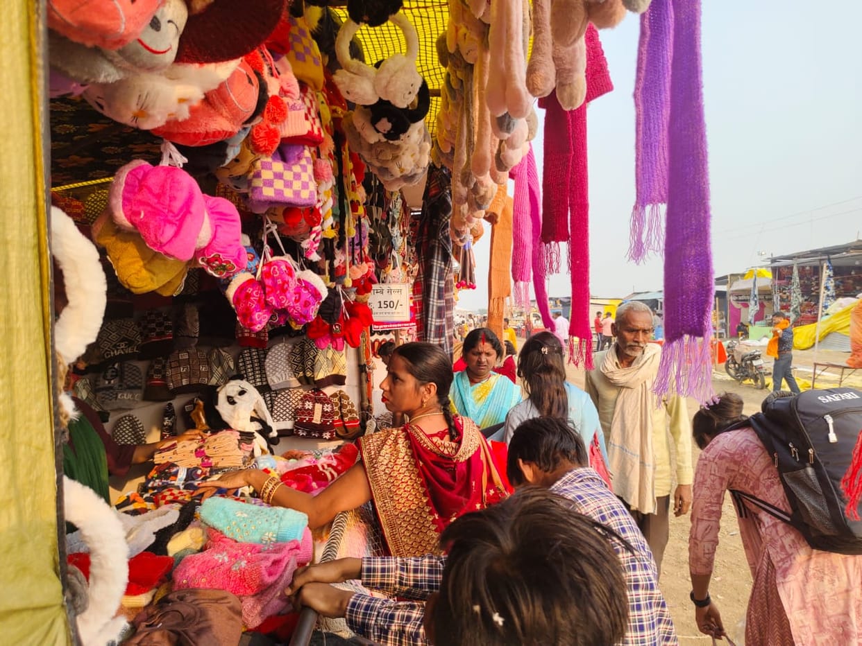 Crowds are increasing at the Dadri fair, shops are still being decorated.