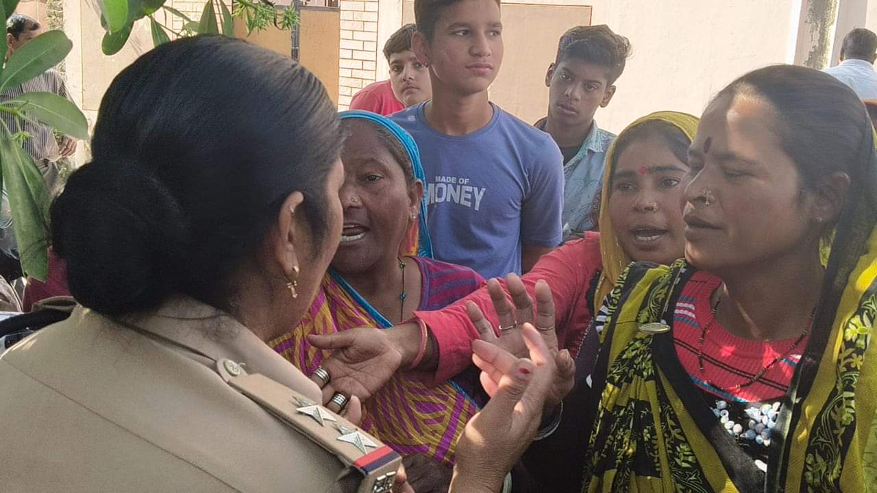 विष्णु नगर में महिलाओं से बात करती पुलिस। संवाद