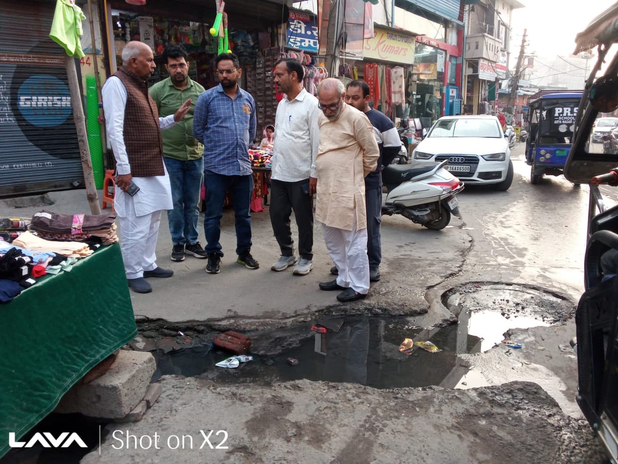 Nagar Panchayat Chairman visited Netaji Subhash Chowk and gave instructions regarding water drainage.