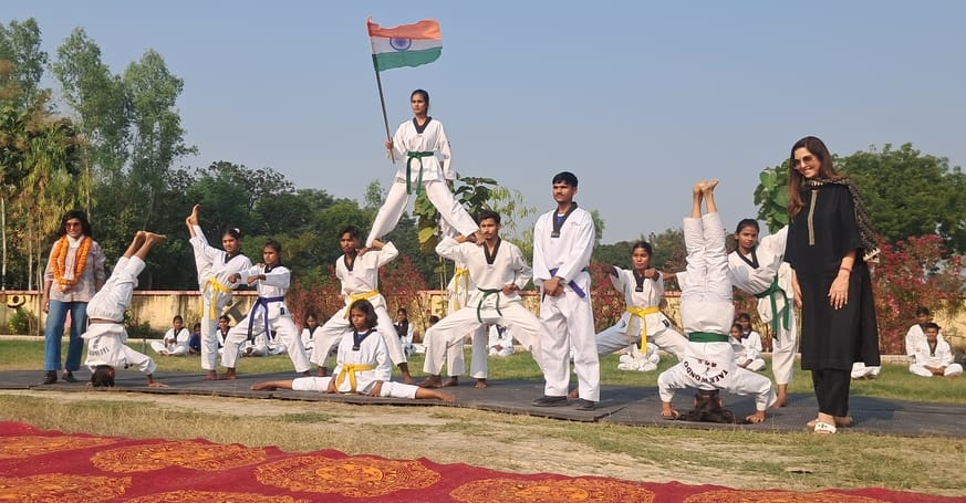 Taekwondo players performed artistically