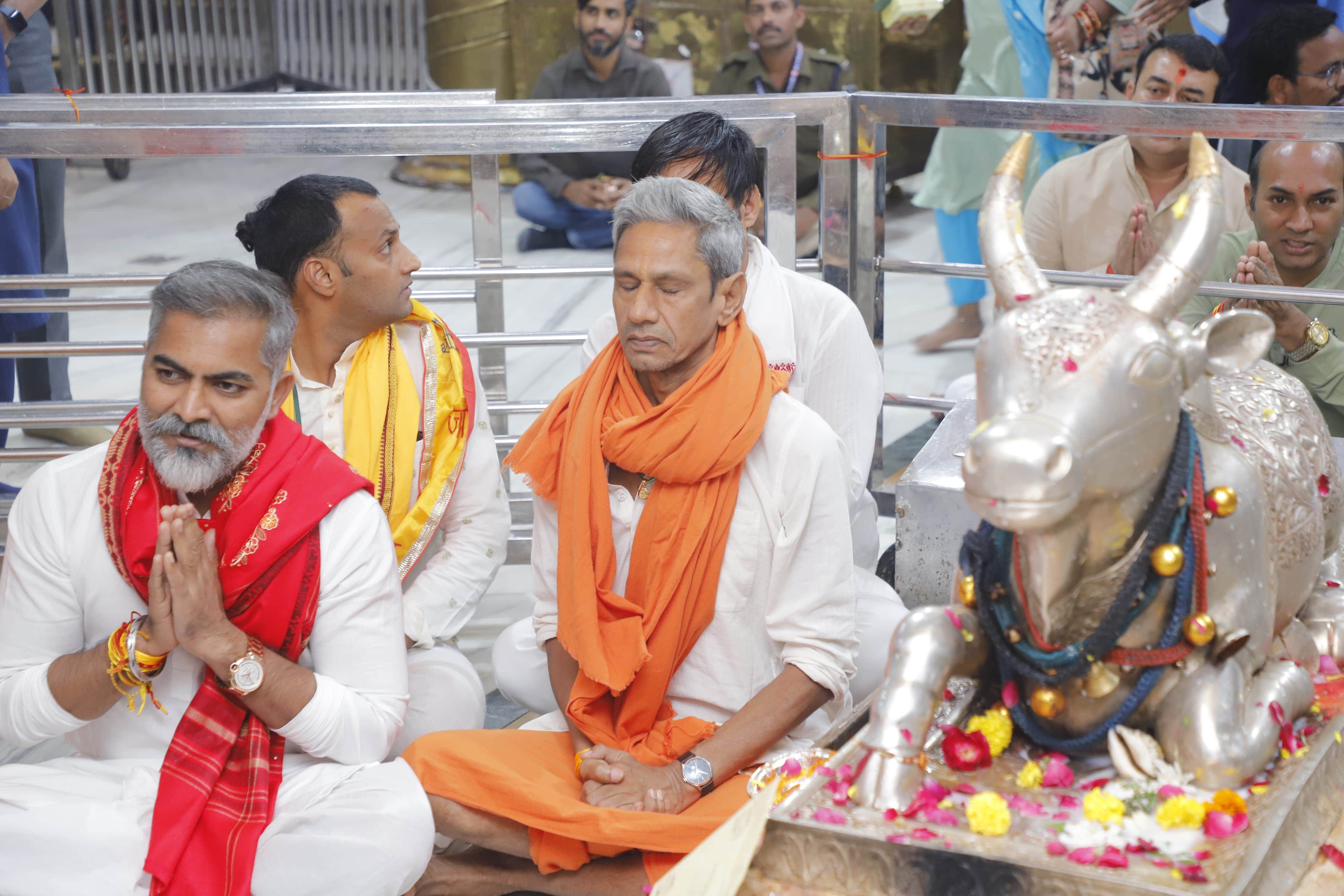 बाबा महाकाल के दरबार में अभिनेता विजय राज।