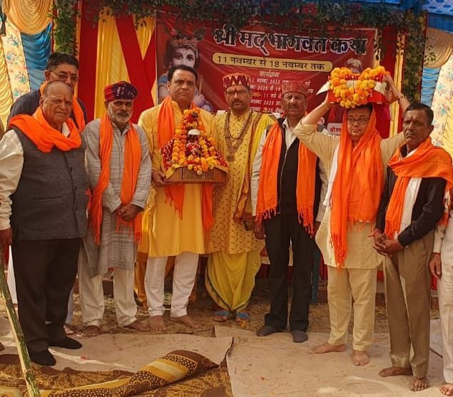 Shobha Yatra taken out for Bhagwat Katha in Babehad