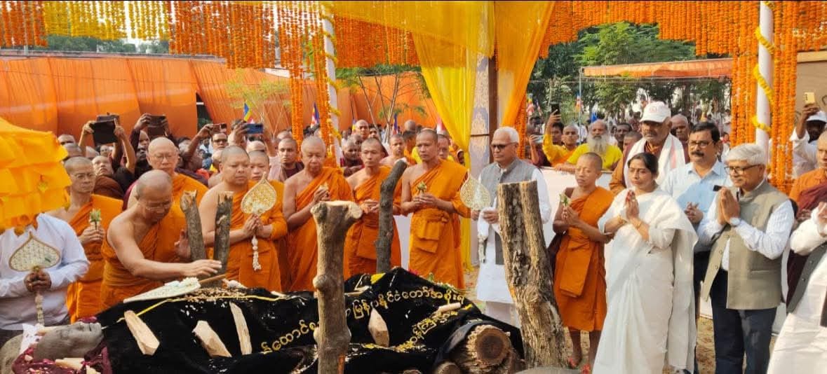 Bhadant Dnyaneshwar merged into the five elements, people gathered in large numbers for the last journey