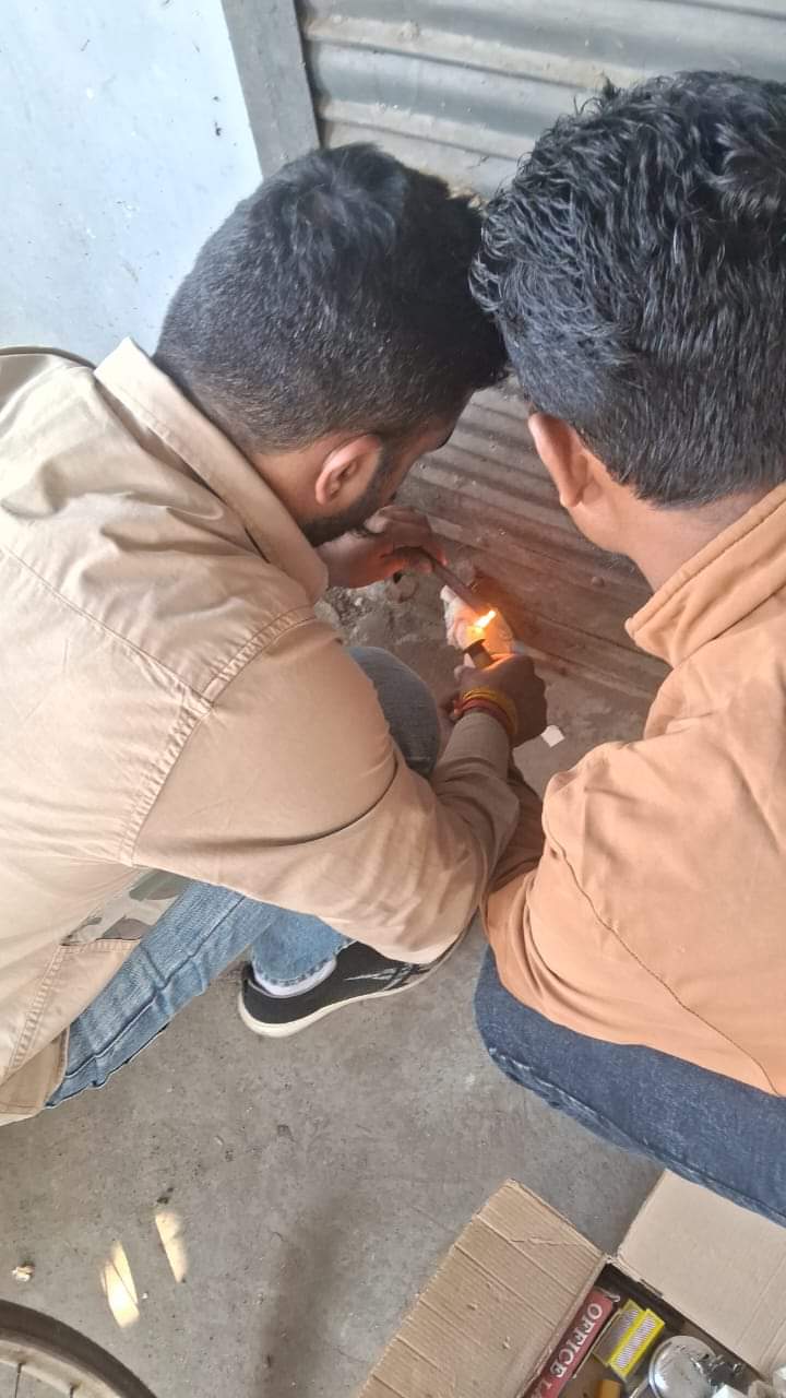 बकाएदारों की संपत्ति सील करते निगम कर्मचारी। प्रवक्ता