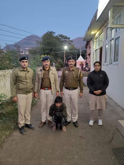 A youth who snatched a purse from a woman and fled at Bilaspur bus stand was arrested.