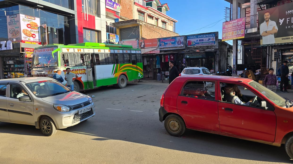 Avahdevi town is struggling due to lack of bus stand, people are facing problems.