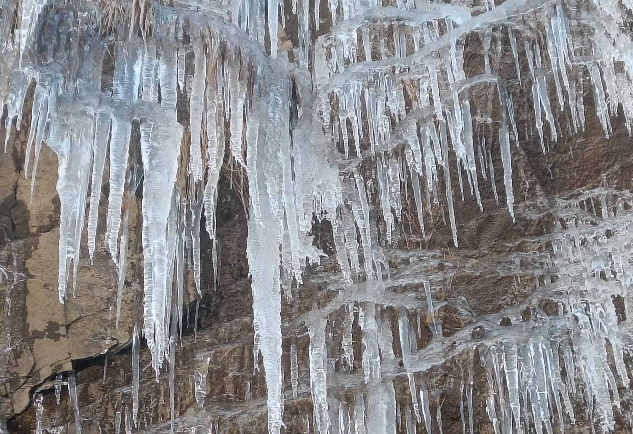 The water of Rishi Ganga freezes in Badrinath.