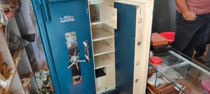 Breaking the lock of bullion shop, stealing cash and jewelery
