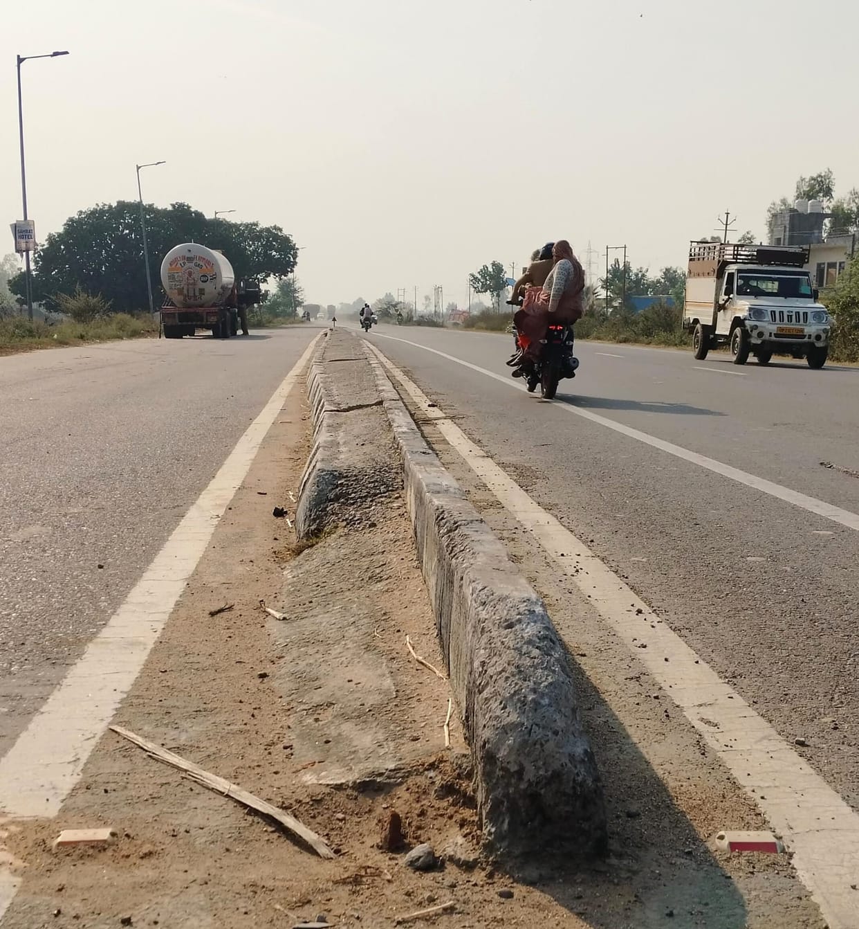 Dividers are broken, indicators are missing, and safety measures in the fog are inadequate.