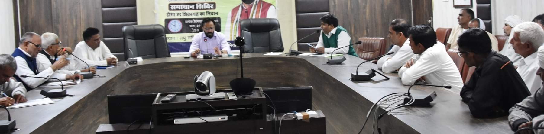 डीआरडीए हाॅल में पावर ग्रिड अधिकारियों व किसानों की बैठक लेते एसडीएम महेश कुमार। 