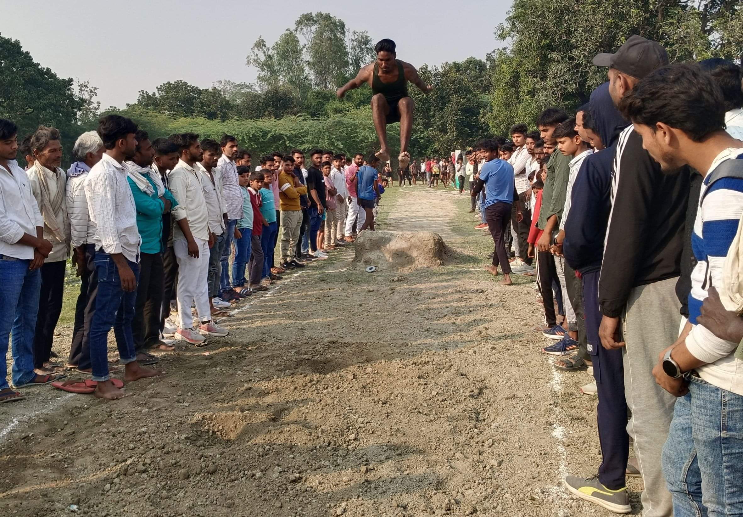 फुरसतगंज के पैठाना गांव में लंबी कूद प्रतियोगिता में शामिल खिलाड़ी।-संवाद