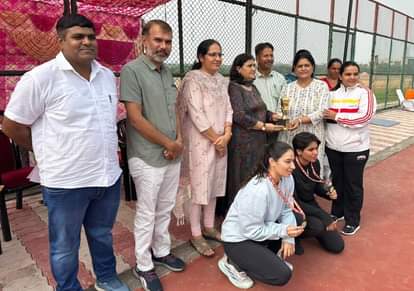Welcomed the bronze medal winning team in the lawn tennis event