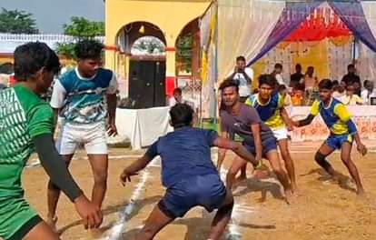 Kharela defeated Charkhari in Kabaddi and won the winning trophy.