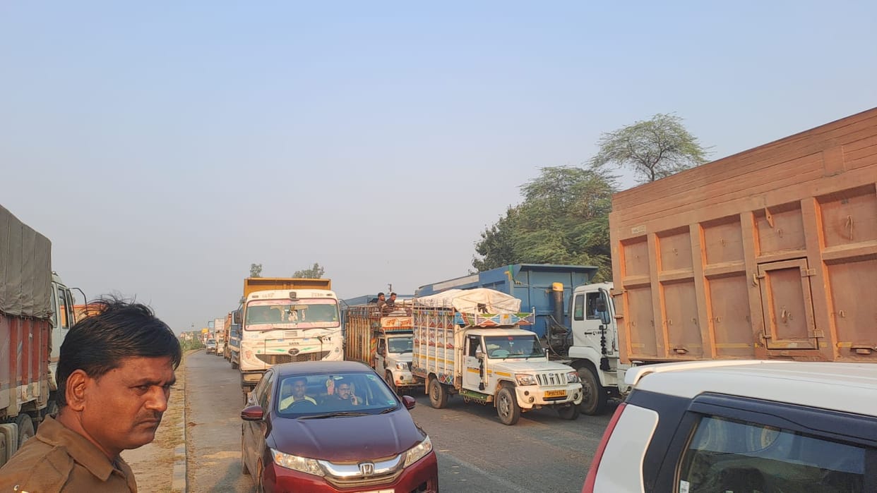 As soon as the railway gate was closed, there was a long traffic jam on the Aata-Itaura road.