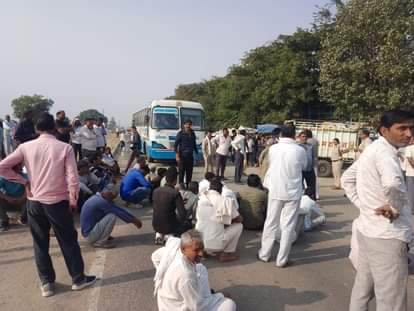 Farmers got angry after not getting gate pass, blocked the road.