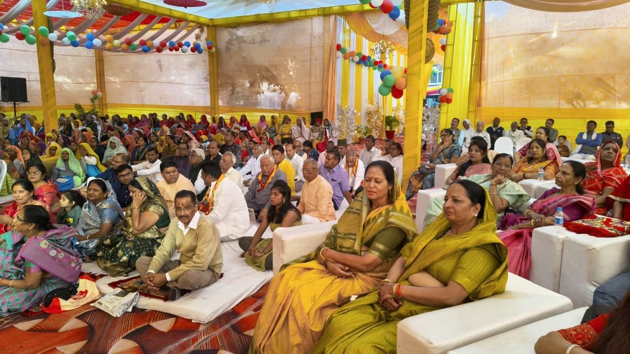 The devotees were thrilled after listening to the description of Maharas episode.