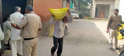 900 bags of urea were distributed to 128 farmers at the government center.