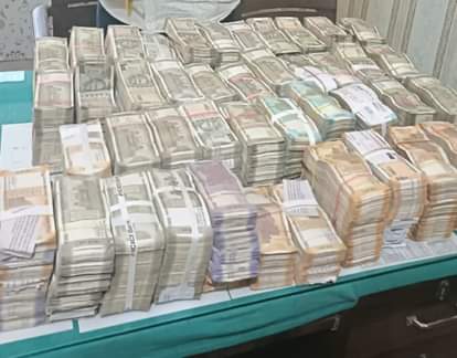 Police seized Rs 1.75 crore from the car of a rice sheller in Sirsa