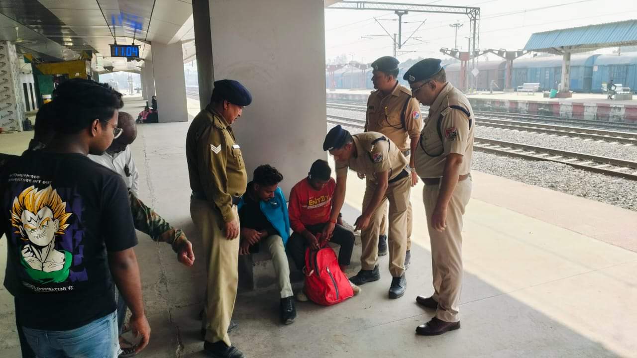  गौरीगंज रेलवे स्टेशन पर यात्रियों के बैग की जांच करते आरपीएफ कर्मी। संवाद