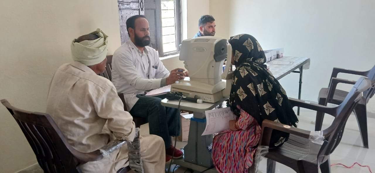 गांव रादौरी में ग्रामीणों की आंखों की जांच करते विशेषज्ञ। संवाद