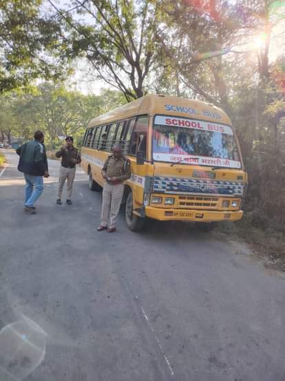 Police conduct thorough checking of school buses at Himachal-Punjab border