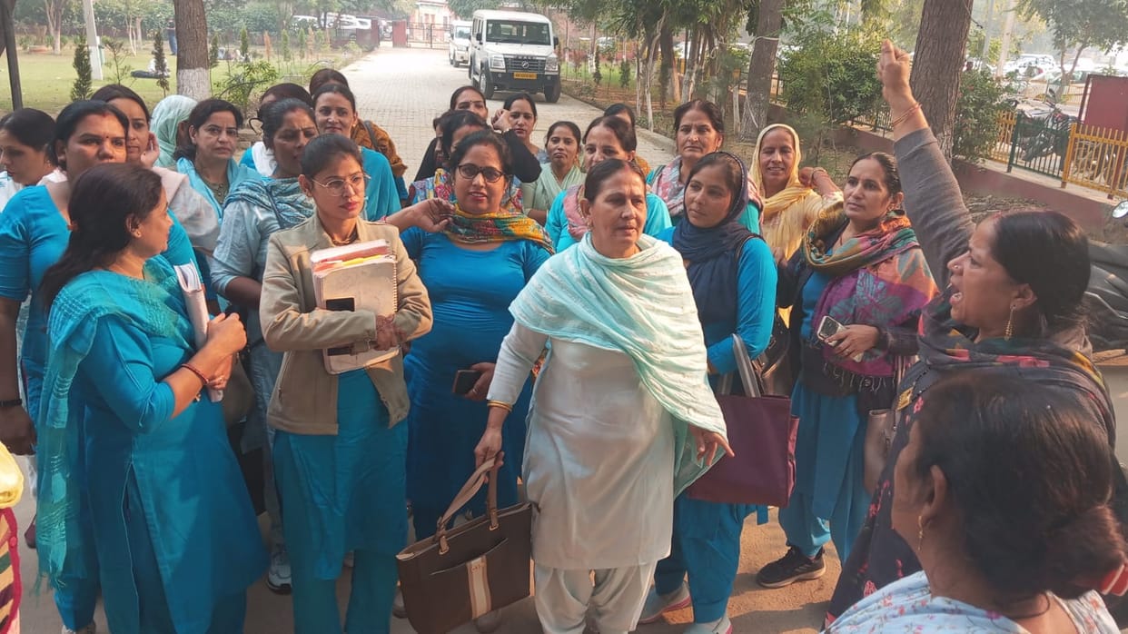 The Women Healthcare Supervisor Association protested at the Civil Surgeon's office