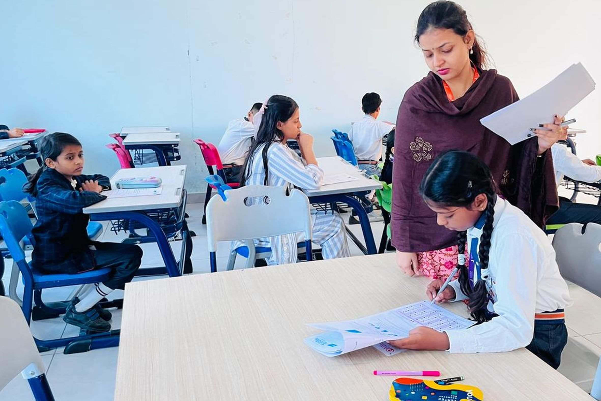 जगदीशपुर के सेठ एमआर जयपुरिया स्कूल में अमर उजाला नेशनल ओलंपियाड परीक्षा देते परीक्षार्थी। संवा