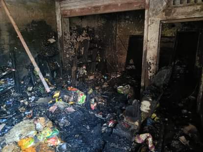 A short circuit caused a fire in a grocery store, burning goods.