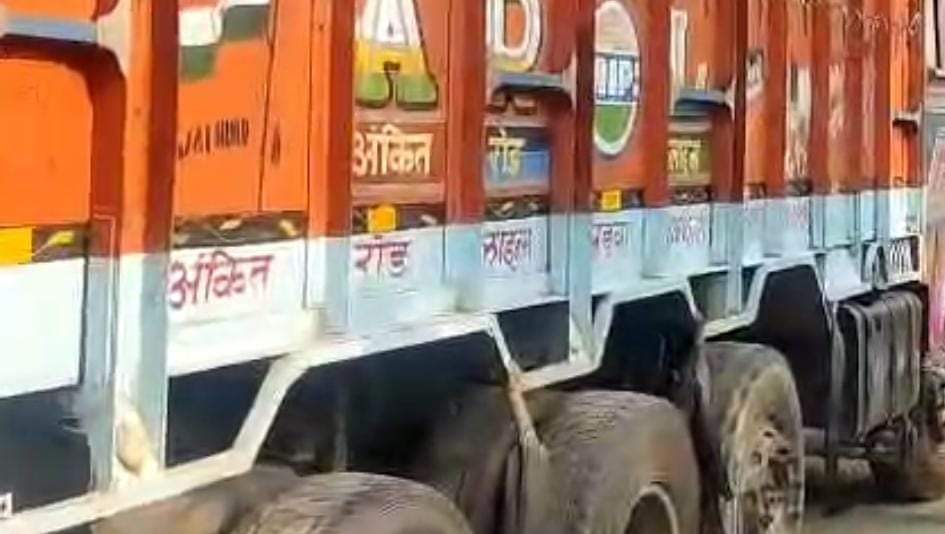 हादसे के बाद पकड़ा गया ट्रक।