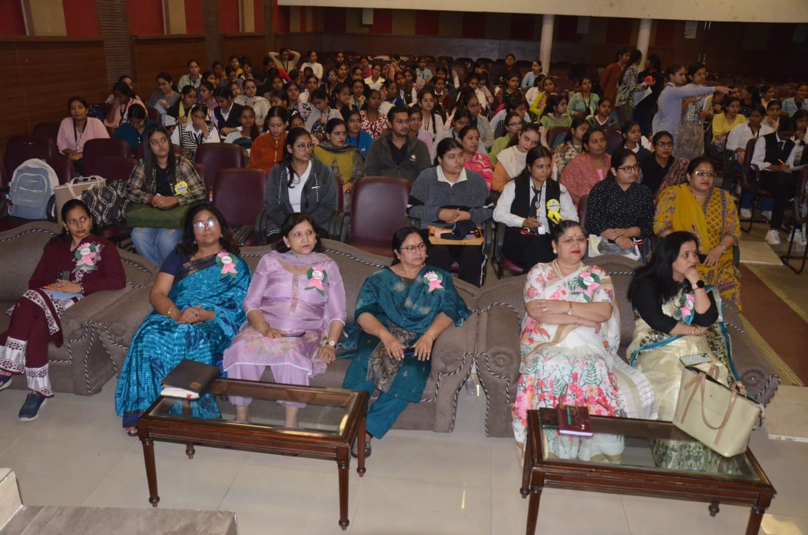 कार्यक्रम के दौरान मौजूद अतिथि, छात्राएं व अन्य। संस्थान