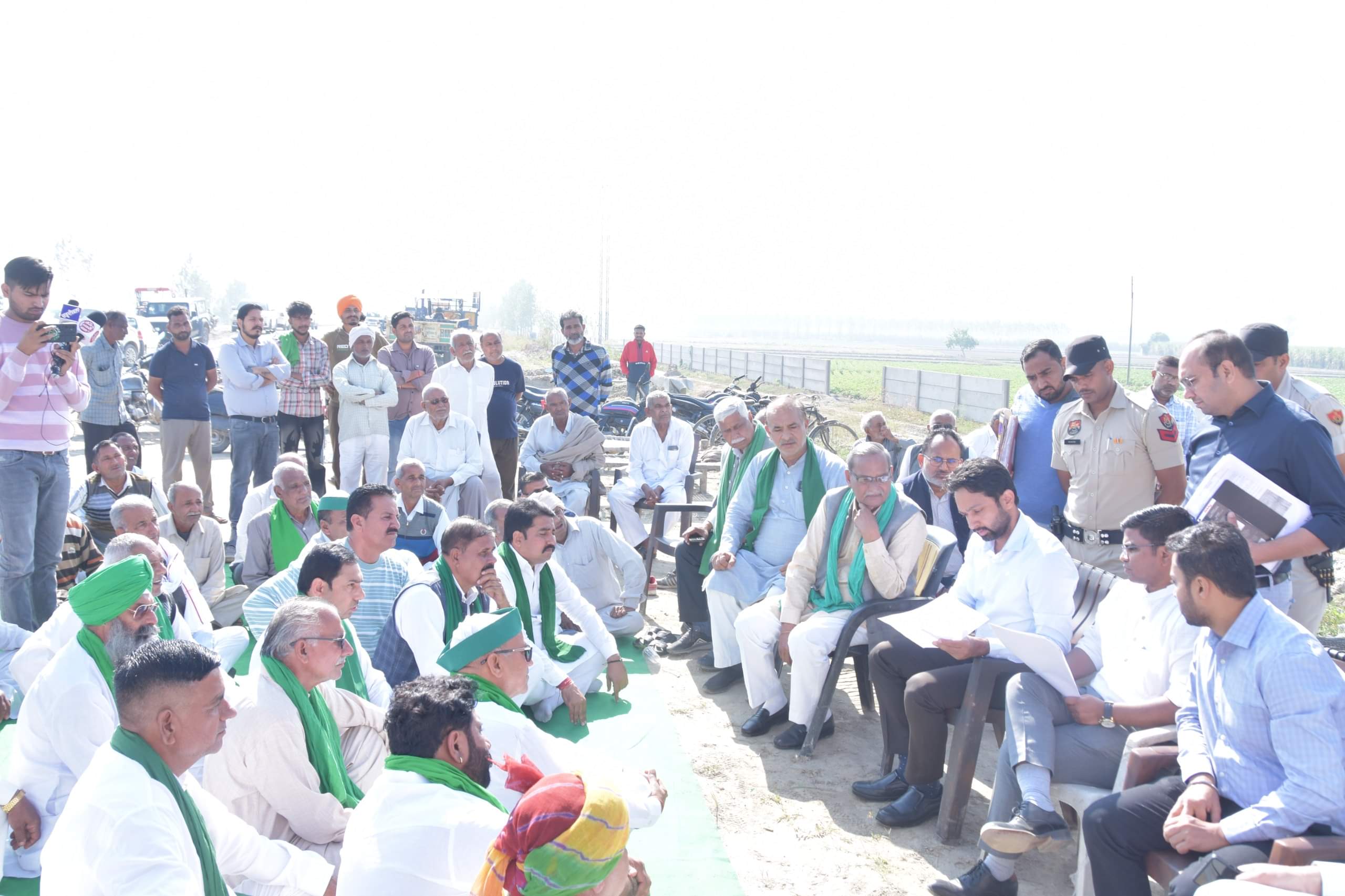 किसानों से बात करने पहुंचे डीसी पार्थ गुप्ता व रादौर एसडीएम। संवाद