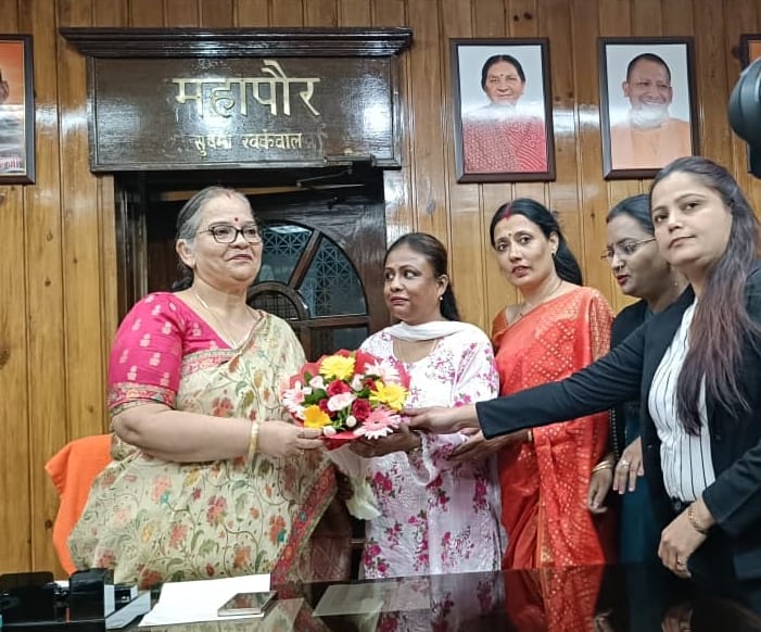 Women traders submitted memorandum to the mayor due to loss caused by road closure