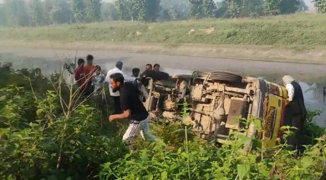 School van overturns in ditch, five children injured